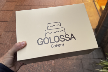 Caja de Golossa Cakery en la puerta del local de Reus