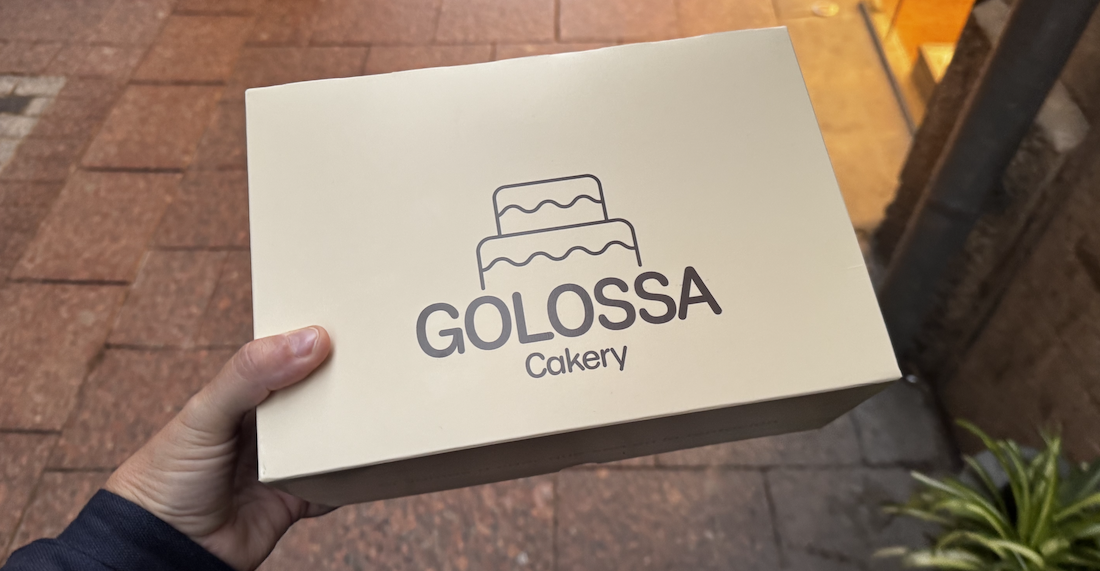 Caja de Golossa Cakery en la puerta del local de Reus