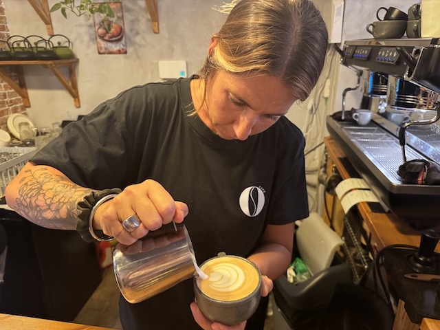 Agus, la barista de Odila Café en Tarragona