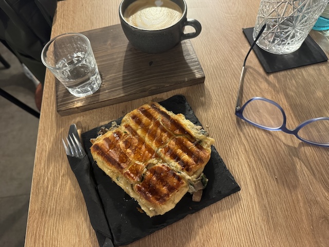 brioche planchado con portobello encima de la mesa de Odila Café em Tarragona