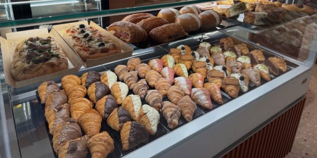 Vitrina con bollería y repostería artesanal en un obrador
