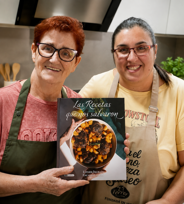 Esther Ingraín y Encarna García con el libro Las recetas que nos salvaron
