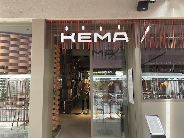 puerta de la entrada del restaurante kema de Cambrils
