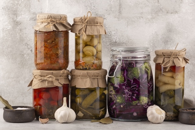 Tarros de conservas caseras preparados con distintas verduras y hortalizas