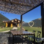 Visión de la terraza y el corazón de madera de borda del pi en canillo