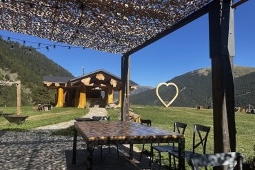 Visión de la terraza y el corazón de madera de borda del pi en canillo