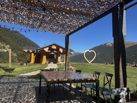 Visión de la terraza y el corazón de madera de borda del pi en canillo