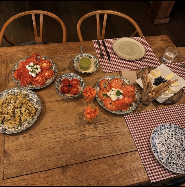 Cena improvisada en Borda del Pi con tomate, burrata y tortilla de calabacín