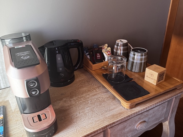 Cafetera, infusiones y hervidor de la habitación
