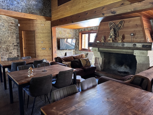 salón con chimenea en borda del pi