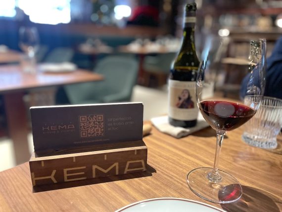 QR carta menú Kema Cambrils con copa de vino