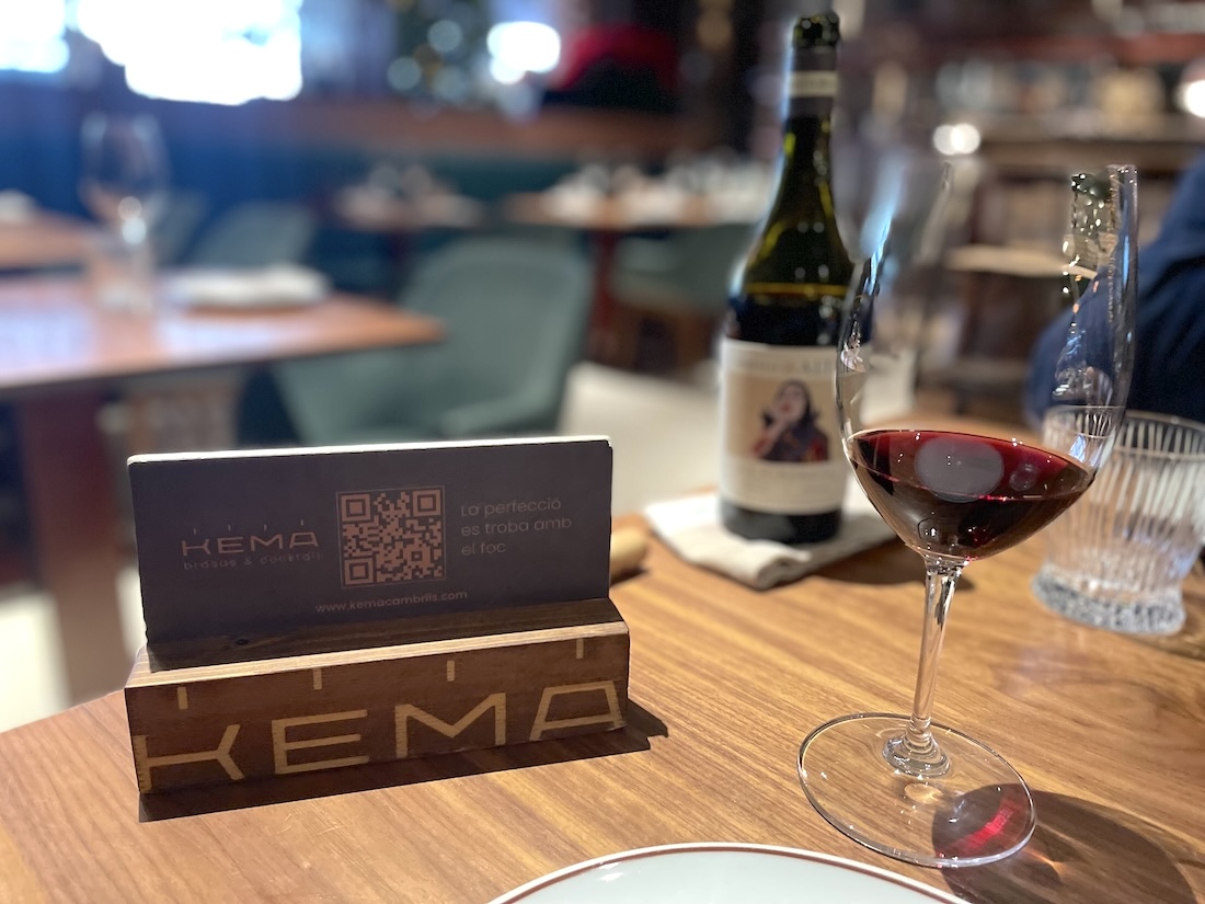 QR carta menú Kema Cambrils con copa de vino