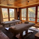 Masaje relajante en Andorra: sala de spa con vistas a las montañas de Soldeu