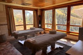 Masaje relajante en Andorra: sala de spa con vistas a las montañas de Soldeu