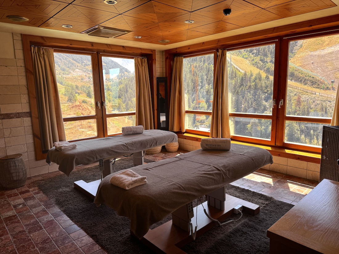 Masaje relajante en Andorra: sala de spa con vistas a las montañas de Soldeu