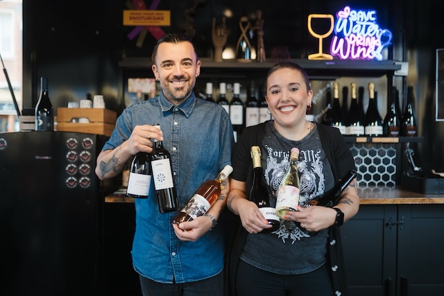 Sara y Jonathan, equipo de The Winetruck, sosteniendo varias botellas de vino