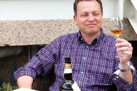 Jaime Ignacio Jiménez con una copa de oloroso de El Maestro Sierra, uno de los vinos de Jerez