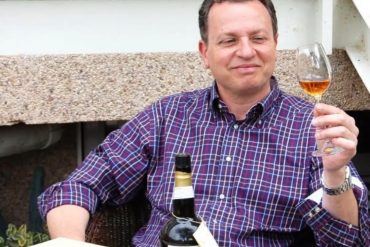 Jaime Ignacio Jiménez con una copa de oloroso de El Maestro Sierra, uno de los vinos de Jerez