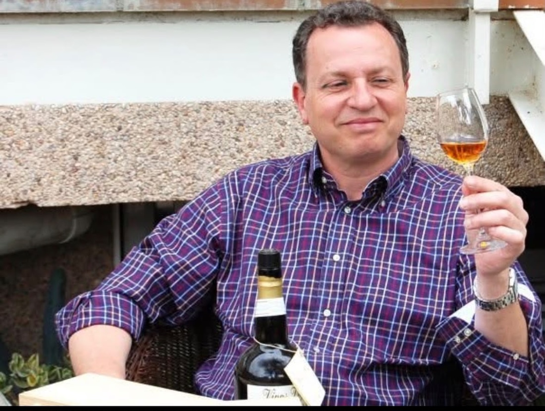 Jaime Ignacio Jiménez con una copa de oloroso de El Maestro Sierra, uno de los vinos de Jerez